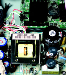 Abbildung 1: Spannend: Das Schaltnetzteil des Axiom EM-1611S liegt im Gehäuse völlig ungeschützt. Wer das Gerät testweise ohne Abdeckung betreibt, kann sich bei mehreren hundert Volt Spannung einen Schlag holen.