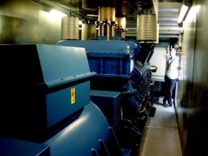 Abbildung 3: Vier 16-Zylinder-Schiffsdiesel mit je 40 Tonnen Gewicht stehen auf dem Dach des Gebäudes und speisen bei Stromausfall das interne 20-kV-Stromnetz.
