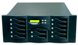 Abbildung 1: Der Betrieb als Zwei-Node-Failover-Cluster erfordert ein Dual-Channel SCSI-RAID oder eine Fiberchannel-Lösung, auf die beide Nodes gleichzeitig zugreifen können.
