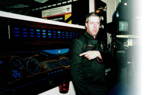 Robert Amper alias Captain Norad vor der neuen Filmkulisse des Raumschiffs U.S.S. Highlander.