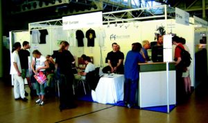 Abbildung 1: Dieses Jahr fand wieder der Linuxtag in Karlsruhe statt. Auch die FSF Europe hat nicht gefehlt. An ihrem Stand konnten sich Besucher über die Aktivitäten informieren und mit Mitgliedern diskutieren.