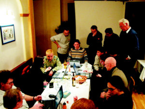 Monatliches Treffen der LUG-SP im Gasthaus. Arnold (Bildmitte) referiert über CUPS, das die anderen Teilnehmer im Netzwerk testen.