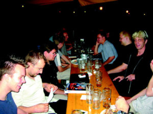 Bei den Treffen sitzen die Freunde des Pinguins und andere Unixer nebeneinander.