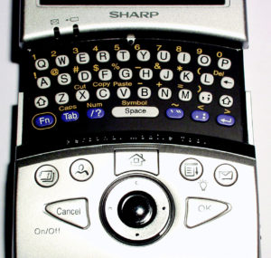 Abbildung 2: Unter dem Cursor-Dial verbirgt sich eine kleine, gut zu bedienende QWERTY-Tastatur.