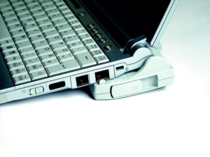 Abbildung 1: Die aufragende Plastiknase verhindert mechanisch, dass gleichzeitig zwei Netzwerkkabel an Port-Replicator und Notebook gesteckt werden, sie wären sonst über das interne Y-Kabel parallel geschaltet.