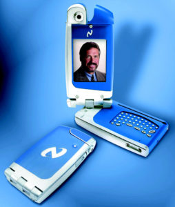 Abbildung 2: Nationals faltbarer Origami vereint in sich Digitalkamera, Camcorder, E-Mail- und Videokonferenz-Terminal, Internet-Zugang, digitalen Bilderrahmen, MP3-Player und Smartphone.