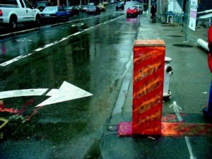 Abbildung 1: Original und Fälschung: Links eine triste Straßenszene in San Franciscos Stadtviertel Soma (South of Market). Rechts die gefilterte Fassung, die dem Bild eine dramatischere Note verleihen soll. Sie besteht aus zwei Ebenen, die per Overlay-Technik kombiniert sind.