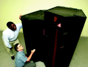 Abbildung 1: Bereits die Größe eines eServers der zSeries von IBM ist beeindruckend. Im Bild: Cyril Price und Kyle Vankleeck neben einer z900.