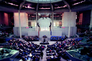 Hinter den Kulissen werkelt im Bundestag schon bald Linux. Innenminister Otto Schily möchte jetzt den Pinguin auch auf die Amts-Schreibtische setzen.