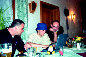 Beim Treffen der Renchtal-Tuxe rauchen schon mal die Köpfe, wenn ein kniffliges Problem auftaucht. Die LUG-Mitglieder (von links) Christof Motz, Simon Schmid und Martin Weber.