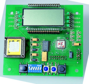 Abbildung 1: Yess hat das Legic-Modul (links, gesockelt) aus Sender, Empfänger und Dekoder mit einem Mikrocontroller gekoppelt. Das LCD-Display zeigt die noch verbleibende Zeit bis zum Abschalten von Tastatur und Maus.