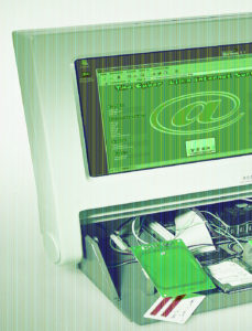 Abbildung 2: Der geöffnete Prototyp eines Internet-Terminals, der auf Linux-Basis arbeitet. Vorn rechts ist das Legic-Card-System, links das Antennenfeld mit einer Legic-Transponderkarte zu sehen.