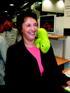 Abbildung 3: Staatssekretärin Zypries auf Augenhöhe mit dem SuSE-Maskottchen.