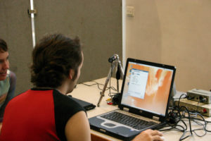 Abbildung 1: Links: Novell demonstriert auf der GUADEC das Portable Usability Lab. Mitte: Dreamworks produzierte schon mehrere Animationsfilme ausschließlich mit Linux. In "Madagascar” spielen auch Pinguine eine tragende Rolle. Rechts: Ubuntu-Förderer Mark Shuttleworth legt seine Pläne für die kommende Release Breezy Badger dar.