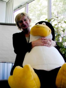 Staatssekretärin Margareta Wolf (Bundeswirtschaftministerium) auf Schmusekurs mit Tux.
