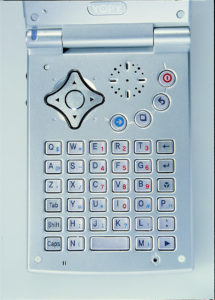 Abbildung 1: Gewöhnungsbedürftig und auf den ersten Blick chaotisch ist die geteilte QWERTY-Tastatur des Yopy. Mit zwei Daumen und viel Übung ist die Anordnung der Tasten aber durchaus praktisch.