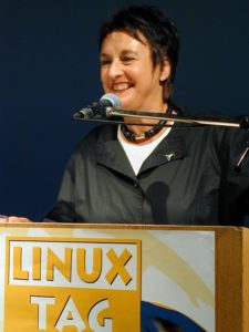 Staatssekretärin Brigitte Zypries vom Bundesinnenministerium eröffnet die Messe.