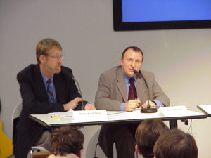 Hans-Josef Heck (links) und Hubertus Soquat vom Bundeswirtschaftsministerium (rechts) in der Podiumsdiskussion "Staat machen mit Linux"