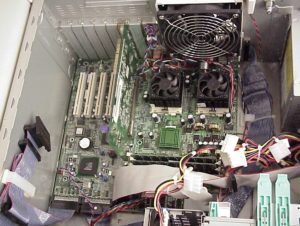 Aufgeräumtes Inneres: Dank Onboard-SCSI, -Ethernet und -Audio bleiben alle fünf PCI-Slots frei.