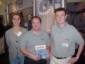 Sysgo-Mitarbeiterin Susanne Kämpgen (links), hier mit ihren Kollegen Michael Tiedemann (Mitte) und Marius Gröger (rechts) von Sysgo Real Time Solutions, sagt zum LinuxPark: "Wir haben hier eine deutlich wachsende Akzeptanz von Linux bemerkt."