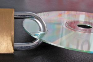     Abbildung 1: Die Sicherung der Korrespondenz, etwa auf DVD-Rohlingen, hat unverzüglich zu geschehen.    (Bild: © Andreas Bruckmeier, Fotolia)  