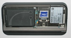 Abbildung 2: Zum Lieferumfang des Nokia N800 gehört auch eine Micro-SD-Karte mit 128 MByte. Mit dem passenden SD-Adapter wird sie Bestandteil des Geräts.