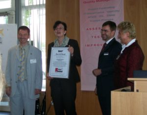 Kamen zur Übergabe ins Kreisverwaltungsreferat München: Peter Hofmann (LiMux-Projektleiter), Bürgermeisterin Christine Strobl (Stadt München), Werner Achtert (Tüv IT), Margot Markert (Leiterin AG Usability)
