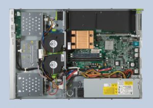 Abbildung 2: Die Hardware der Balabit SCB stammt von Sun. Verbaut sind gewöhnliche PC-Komponenten: CPU 1, RAM 2, NICs 3, PCI-E-Slots 4, Raid-Anschluss 5 und zwei Disks 6 eines Entrylevel-Servers.