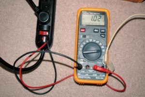 Abbildung 1: Das Multimeter misst den Strom, der durch die Steckdose fließt, und gibt den gemessenen Wert anschließend per RS-232 an den Rechner weiter.
