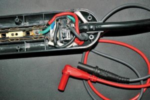 Abbildung 3: Eine modifizierte Vielfachsteckdose mit isolierten Bananensteckern für den Anschluss eines digitalen Amperemeters.