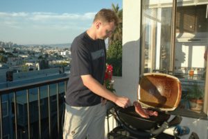 Abbildung 1: Mit einem fantastischen Ausblick auf San Francisco - und die dicken Steaks auf dem Grill. Perlmeister Mike Schilli auf dem Balkon seiner Wohnung.