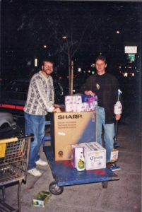 Abbildung 2: Erstausrüstung nach der Landung in den USA: Fernseher, Klopapier, Bier.