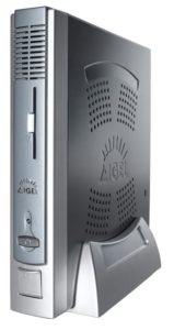 Abbildung 2: Der Thin Client Compact 3210 LX der Firma Igel besitzt einen Smartcard-Reader und -Writer, zahlreichen I/O-Ports, WLAN und Dualview-fähige VGA- und DVI-Ausgänge. Auf dem lokalen Linux arbeiten X11R6, Firefox und ein PDF-Reader, ICA, Extended Program Neighborhood, RDP, eine Terminalemulation-Suite mit Kerberos, Thinprint, VoIP-SIP-Client sowie zwei VPN-Arten alternativ.