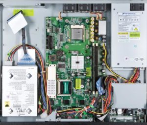 Abbildung 4: Die Hardware der Edenwall stammt von Portwell. Das Compactflash-Modul (Mitte unten) dient zur Neuinstallation und zum Komplett-Reset. Statt der vorgesehenen Seagate-PC-Festplatte (links unten) wäre es sinnvoll gewesen, den Halter rechts unten mit einer Notebook-Platte zu bestücken.