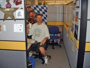 Abbildung 4: Ein königstreuer Programmierer in seinem Cubicle bei Yahoo!
