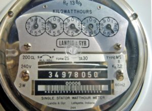     Abbildung 1: Computer beschäftigen weltweit an die 15 Großkraftwerke. Energiesparmodi entlasten den Stromzähler.    (Bild: © scx.hu)  