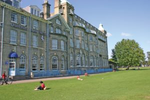 Abbildung 1: Very british: Die ehrwürdigen Mauern des University Arms Hotel in Cambridge boten den Teilnehmern von Linuxconf und Kernel Developers Summit 2007 einen angemessenen Rahmen.