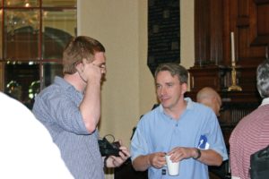 Abbildung 3: Linus Torvalds im Gespräch mit Linux-Magazine-Autor Paul Adams über die Bedeutung von Konferenzen im Kernel-Entwicklungsprozess.