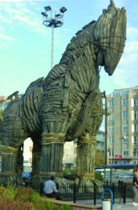     Abbildung 4: So stellen sich die Macher des Films &bdquo;Troy&ldquo; das Trojanische Pferd vor. In seinem Inneren verborgene Griechen eroberten Troja.    (Quelle: Ross Burgess, GNU FDL)  