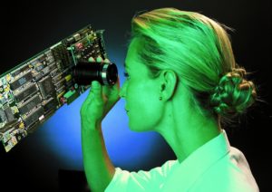Abbildung 6: Auch in Hardware lassen sich Überwachungsfunktionen einbauen. Um sie zu installieren, brauchen die Ermittler zwar physischen Zugang zum Rechner. Dafür hat es dessen Besitzer später jedoch schwer, die kontaminierte Komponente zu erkennen.