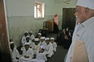 Abbildung 11: Auf der Gewürzinsel Sansibar fehlt es an fast allem, auch an Möbeln in der Koranschule.