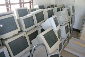 Abbildung 13: Gespendete Monitore aus Deutschland im Linux4afrika-Lager in Daressalam.
