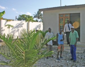 Abbildung 14: Pauls Mitarbeiter bewachen sein ehemaliges Wohnhaus mit den Linux4afrika-Rechnern.