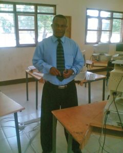 Abbildung 15: Abdallah Henku, Direktor der Dr. Didas Secondary School, im Informatikraum.
