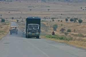 Abbildung 16: Trucks, Jeeps, Pickups und Dalla-Dallas rasen über die Landstraßen Tansanias.