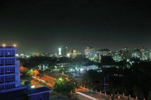 Abbildung 2: Die brodelnde Metropole Daressalam bei Nacht. Geschätzt 3,5 Millionen Einwohner.