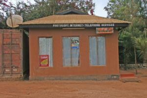 Abbildung 4: Ein Internetcafé auf dem Land, in Karatu. Ab und zu gibt's auch eine Verbindung.