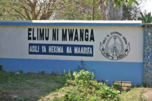 Abbildung 8: Eine Secondary School in Arusha. Das Suaheli-Wort &bdquo;Shule&ldquo; stammt aus dem Deutschen.
