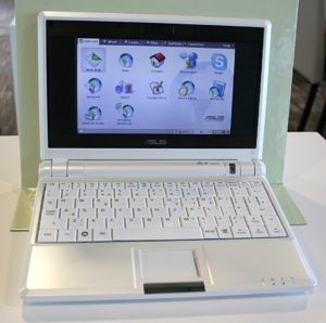 Der Eee-PC wird zunächst in einer weißen und einer schwarzen Ausführung angeboten, weitere Farben sollen folgen.