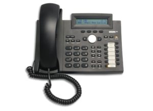 Abbildung 4: Äußerlich unterscheiden sich VoIP-Telefone kaum von ihren analogen oder ISDN-Geschwistern, hier das Modell 320 der Firma Snom [7].